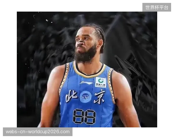 北京男篮外援麦基虽表达留队意愿，但因其季后赛的低迷表现与高薪不符，续约前景引发球迷普遍反对。